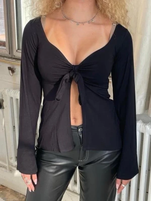 Designbysi blus - Trendiga designbysi maddy blusen/toppen, v-ringad med rosett. Använd en gång