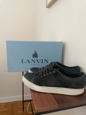 Lanvin skor - Snygga lanvins som är använda mycket. Uk 6 som motsvarar ungefär 41. Man får med skor och box vid köp. Det är ingen sula i skorna så man måste lägga i en egen sula. Sitter bra nu till våren/sommaren☀️ priset är inte helt hugget i sten🪨 bara höra av er vid frågor🙌