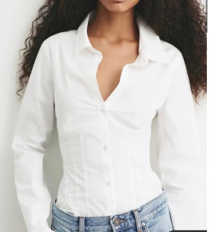 Vit figursydd skjorta med knappar - 2st fina figursydda skjortor!                                                      En i S och en i XS, säljes pga för små och returtiden gått ut!                                                           120kr st