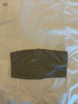 Grå bandeau tubtopp - En enkel, grå tubtopp från SHEIN. Storlek XS.💗