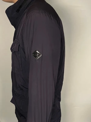 J.Lindeberg field jacket - Säljer en riktigt snygg och trendig J.Lindeberg field i fint skick, storlek M, vid frågor är det bara att skriva //Gramenti