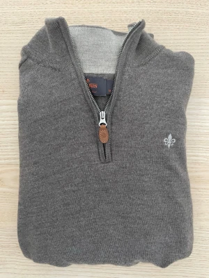 Morris half zip - Jättefin half zip från Morris utan tecken på användning. Köpte precis men säljer igen eftersom den var för liten. Står stl M i tröjan men passar bättre S då den är liten för sin storlek, dock stretchig.
