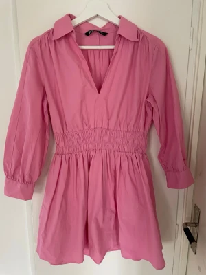 Rosa klänning från Zara - Söt rosa klänning från Zara i stl xs🩷