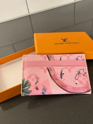  korthållare - Helt ny och oanvänd korthållare, den absolut nyaste modellen skickas inom 24 timmar, lådan följer med