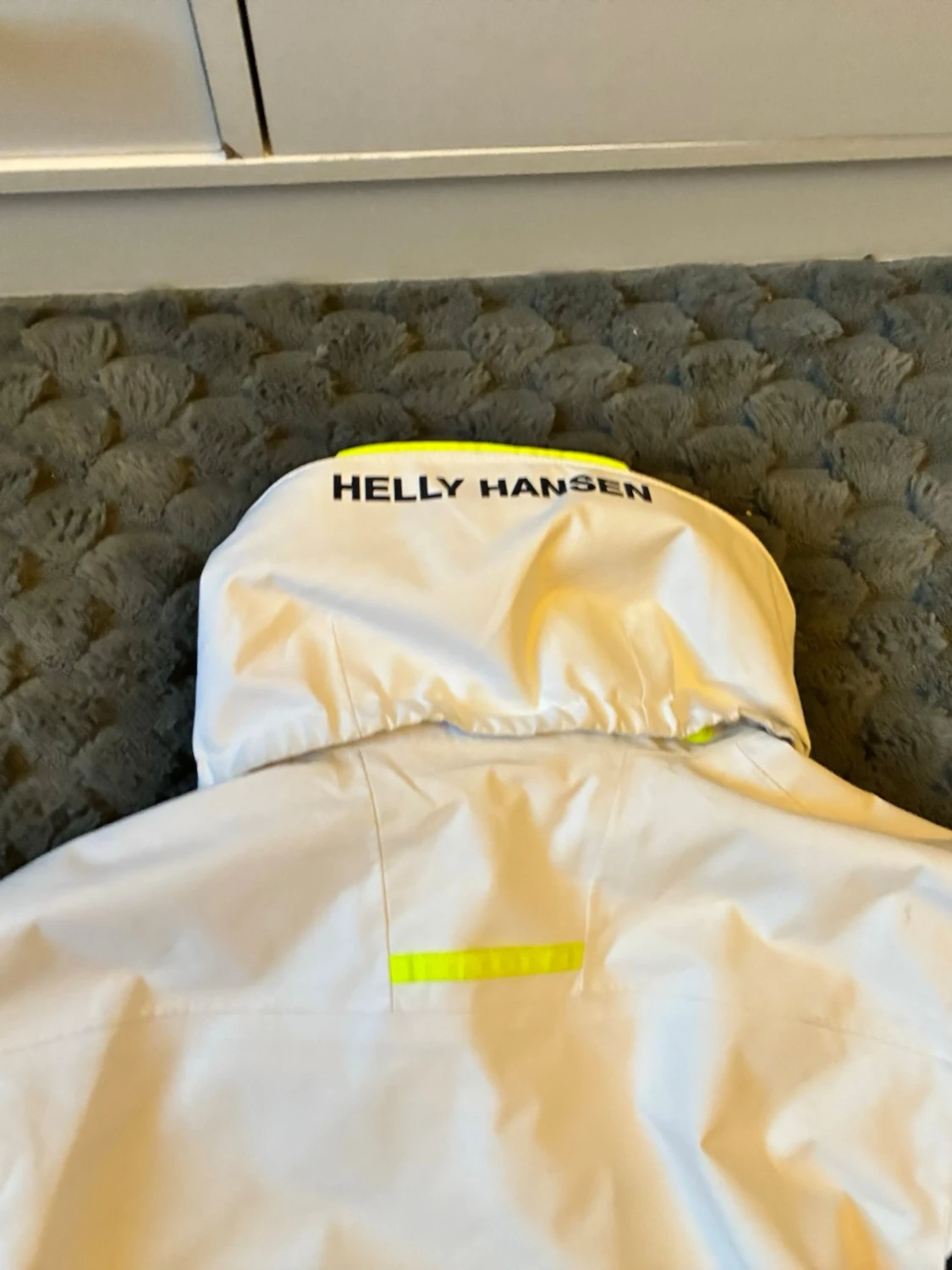 Vit Helly Hansen vindjacka med röd detalj - 3