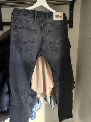 Grå jeans från Replay - Snygga grå jeans från Replay med klassisk femficksdesign och raka ben. Jeansen har en diskret tvättad look och tydliga sömmar på bakfickorna. Perfekta för en avslappnad och trendig stil.