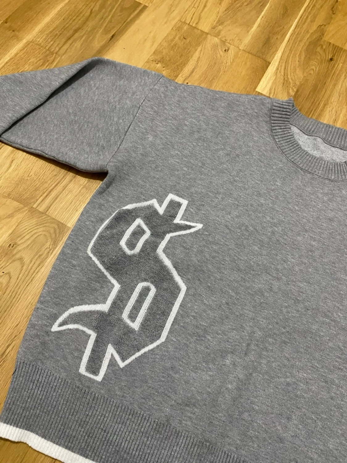 Grå tröja med vit dollartryck - 3