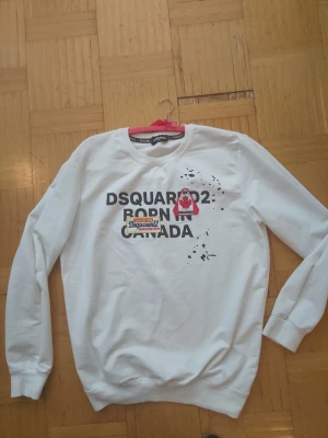Dsquared2 Tröja - Vit Dsquared2 tröja i storlek XXL men den passar även XL, perfekt att ha i sommar tunt bomullsmaterial