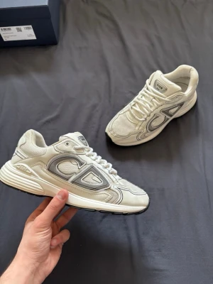 CD b30 - vita trainers  - Tjena! Säljer nu dessa b30, skick 8/10. Storlek 40, passar 41/42. Kontakta gärna vid frågor.