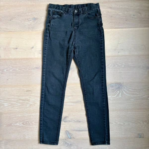 Svarta skinny jeans med hög midja – stretchig passform - Snygga svarta jeans i klassisk modell med hög midja och figurnära passform 🖤 En wardrobe‑basic som passar till allt – lika snygga till vardag som till fest. Tyget känns mjukt med bra stretch för en bekväm passform. ✨ Skick: Mycket gott skick – inga slitningar eller fläckar ✨ Passform: Slim/skinny, hög midja ✨ Material: bomull Säljes eftersom storleken inte längre passar. Storlek: M ---  📏 Mått Midja: ca 76 cm Längd: ca 98 cm  ---  📍 Hämtas i Kista 📦 Kan skickas 💬 Hör gärna av dig vid frågor!