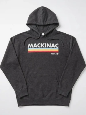 Mörkgrå hoodie Mackinac Island - Mörkgrå hoodie med trycket 'MACKINAC ISLAND' på bröstet och färgglada ränder i blått, gult och rött under texten. Klassisk känguruficka framtill, dragsko i huvan och mjukt material. Perfekt för en avslappnad streetwear-look.