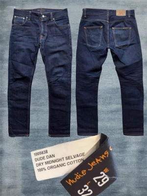 Selvage Nudie ”Dude Dan” - Ett par sjukt trevliga nudie jeans gjorda i selvedge av högsta kvalitet! Modellen kallas ”Dude Dan” och sitter slim. Storlek 29/32, Modellen är 178 cm och väger 68 kg. Mått: Midja - 40.5cm, Ytterbenslängd - 102cm, Benslut - 17.5cm 