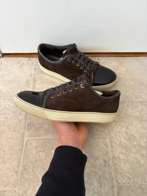 Lanvin - Säljer ett par riktigt feta lanvin perfekt nu till sommaren i uk7/42! Mycket bra skick! Hör av er vid minsta fundering!