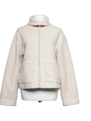 Beige teddyjacka med dragkedja - Mysig beige teddyjacka med hög krage och dragkedja framtill. Jackan har två stora fickor på framsidan och är tillverkad i fluffigt teddy-material som ger en avslappnad och trendig look. Perfekt för kyliga dagar när du vill vara både varm och snygg.