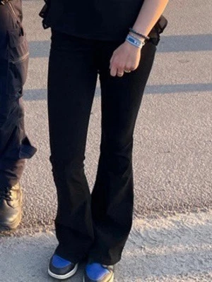 Svarta low waist bootcut jeans från Lois - Snygga svarta bootcut jeans från Lois med utsvängda ben. Jeansen har en låg midja och är tillverkade i ett stretchigt bomullsmaterial som sitter bekvämt hela dagen. Är långa nog för mig som är 170 cm ca☺️ursprungspris 2000kr