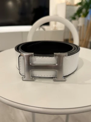 Vitt bälte  - Säljer ett snyggt vitt bälte med silver spänne. Prisvärt och matchar med alla outfits. Frågor? Dm😁👍🏼