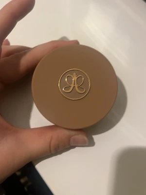 Anastasia Beverly Hills Cream Bronzer - Krämig bronzer i nyansen Amber från Anastasia Beverly Hills.Perfekt för att skapa en solkysst look med naturlig finish. Enkel att applicera och blenda för ett jämnt resultat. Oöppnad med plast över som syns på bild 3. Säljer då jag ej tror nyansen kommer passa mig. Lite oklart vad ny pris är men runt 300-400kr beroende på butik. 