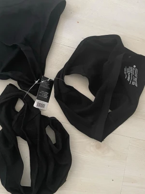 Svarta trosor från H&M, 3-pack - Säljer ett 3-pack svarta trosor från H&M. Klassisk brief-modell med mjuk resår i midjan och stretchigt material för skön passform. Tillverkade i bomull och elastan för extra komfort. Perfekta för dig som gillar enkla och stilrena underkläder.