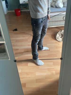 Grå stickad tröja från Gant - Snygg grå stickad tröja från Gant i storlek small. Tröjan har ribbstickad krage, muddar och nederkant samt ett broderat Gant-tryck framtill. Perfekt för en stilren och avslappnad look.
