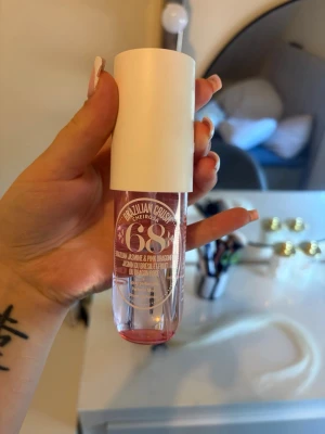 Sol de Janeiro Cheirosa 68 parfymmist - BUDA GÄRNA En fräsch parfymmist från Sol de Janeiro, Cheirosa 68, med doft av brasiliansk jasmin och pink dragonfruit. Flaskan är genomskinlig med rosa toner och har ett vitt lock. Perfekt för dig som gillar fruktiga och blommiga dofter.