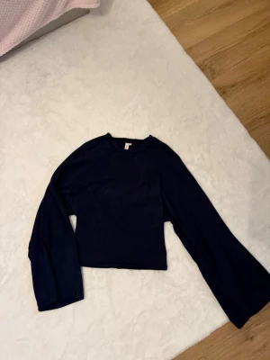 Mörkblå långärmad med utsvängda armar från Nelly  - Fint skick! Stl s