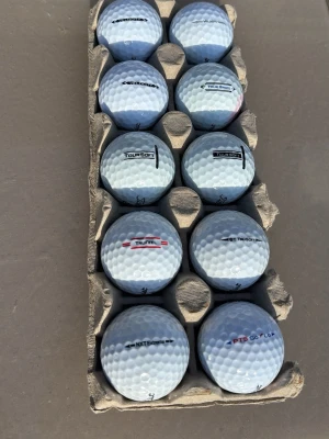 Titleist golfbollar 10-pack A-B klass - Blandade modeller, bl.a. Velocity, TruFeel, NXT och någon Tour Soft. A-B klass nån C klass kanske. Majoritet i kanon skick iaf, någon enstaka lite mer använd men alla går att spela på utan problem. Bra om du vill ha schyssta bollar utan att lägga massa pengar.👊.                                                  Insåg nu att bilden blev suddig men blir inte bättre även om jag tar om!👍
