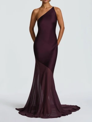 Vinröd oneshoulder långklänning, stl S - Elegant vinröd långklänning med oneshoulder-design och figurnära passform. Klänningen har en snygg asymmetrisk skärning och ett skirt, transparent parti nedtill som ger en lyxig känsla. Perfekt för dig som vill sticka ut på bal eller fest💃🏻❤️! Klänningen är helt ny, lappen e fortfarande kvar-aldrig använd, då den tyvärr kom försent😋🥳😍!