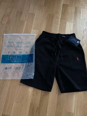 Ralph Lauren Shorts - Storlek M - Nya & Oanvända - Nya och oanvända Ralph Lauren Shorts som är i Storlek M ✅, Passformen är riktigt bra och skön, Perfekt nu när det börjar bli varmt! ☀️ Postas och skickas samma dag som köp! 📦 