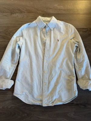 Ralph lauren skjorta - En asfet randig trendig ralph lauren skjorta i storlek Small men sitter rätt tajt, As bra skick inga konstigheter 