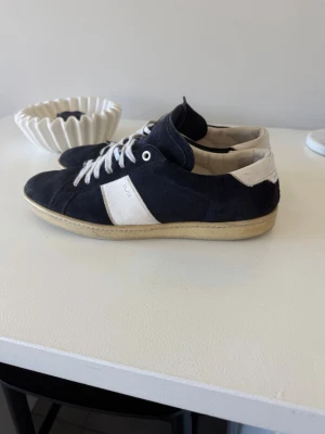 Saint Laurent skor - Tjena! Säljer nu dessa sjukt feta Saint Laurent skor! Storleken är 44🙌 Höt av dig vid fler frågor😃