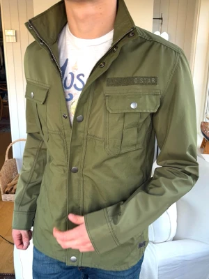 Grön fieldjacket overshirt från G-Star -  storlek medium och modellen är 182 cm och 72 kg