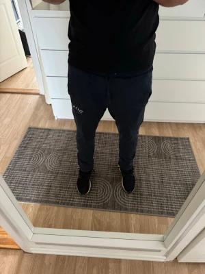 Mörk blå mjukisbyxor från BOSS - Tjo säljer dessa sällsynta hugo boss mjukis byxor i storlek M, jag är 185 o väger 79kg på bilden