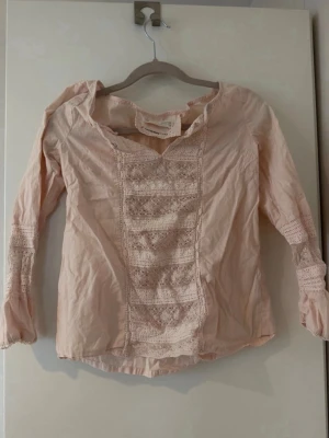 Odd molly blus - Ljus rosa odd molly blus! Så fin inför sommaren!!! 💕så fina & unika spets detaljer på ärmarna och framsidan. En liten fläck på ärmen som syns på sista bilden, men inget märkvärdigt🌸 Skriv vid frågor! Postar snabbt! Går att förhandla såklart