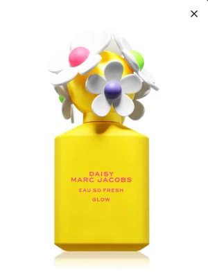 Daisy Eau So Fresh Glow parfym - Färgglad parfymflaska från Marc Jacobs Daisy Eau So Fresh Glow. Flaskan är gul med ett unikt blommigt lock i vitt, rosa, lila och grönt. Perfekt för dig som gillar lekfull design och vill ha en snygg detalj på sminkbordet.Har använt exakt 10ml så 90ml kvar