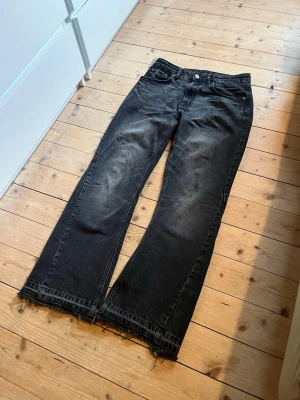 Flared Jeans Zara - Flared jeans från Zara i nyskick, använda fåtal gånger. Storlek 38W, S.