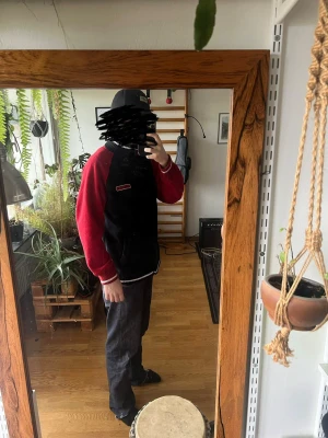 Mörkblå och röd stickad tröja/jacka - Säljer en mörkblå stickad tröja/jacka med röda ärmar och dragkedja framtill. Varm och väldigt skön. Möts upp i Stockholm 