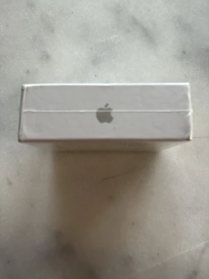 Apple AirPods med MagSafe-laddningsetui - Säljer ett par vita Apple AirPods med MagSafe-laddningsetui. Trådlösa hörlurar i stilren design, perfekt för musik, samtal och vardagsbruk. Kommer i originalförpackning med klassisk Apple-logga. Smidig och kompakt form, lätt att ta med överallt.