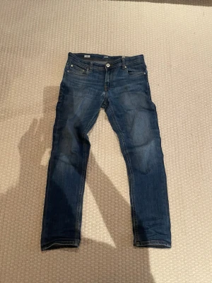 Jack and jones - Storlek 152 skulle säga att dom sitter som 27/30. Liten defekt vid skrevet och på lappen på baksidan. Sitter slim fit. Priset är inte helt hugget i sten🪨 bara höra av er vid minsta lilla fråga🙌