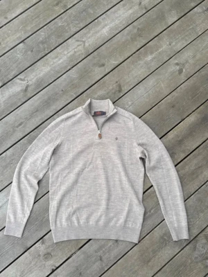 Halfzip i merinoull Morris - Säljer en riktigt fet halfzip i merinoull från Morris Stockholm. 10/10 skick använd mycket få gånger. Säljer då den är för liten. Passar perfekt till sommarkvällar eftersom den är fint stickad ⛱️ Tveka inte att höra av dig vid minsta fråga eller fundering 🙌🙏