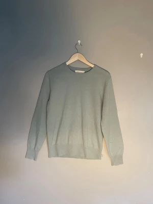 Ljusblå cashmere-tröja från Sayless - Mycket bra skick endast använd 2 gånger Superskön ljusblå stickad tröja från Sayless i mjuk cashmere. Klassisk rund halsringning, långa ärmar och ribbade muddar vid ärmslut och nederkant. Perfekt för dig som gillar stilrena och bekväma plagg.