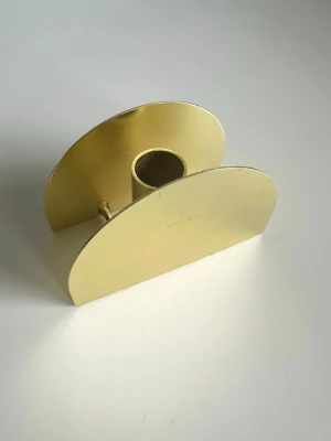 Modern ljusstake i mässing - Stilren ljusstake i mässing med geometrisk design och rundade former. Passar för ett kronljus och har en snygg, minimalistisk look som gör sig bra som inredningsdetalj. Mått 12 x 8 x 5 cm. Mycket gott skick!