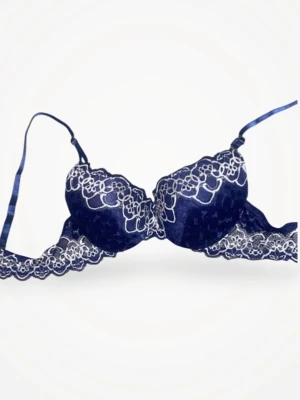 Mörkblå spets-bh med vita blommor / blommig bh - Snygg mörkblå push up bh med vadderade kupor och dekorativ vit spetsbrodyr. Justerbara axelband och vacker spetskant runt om. 