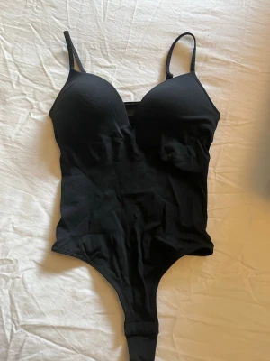 Stringbody med push-up  - Super snygg body från hm, aldrig använd eller provad, har endast tagit av prislappen