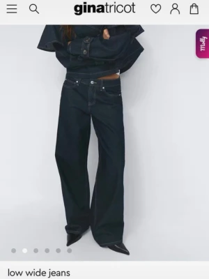 Mörkblå low wide jeans Gina Tricot - Säljer dessa knappt använda marinblå/mörkblå low wide jeans från gina då jag vill ha i en annan storlek. (nypris 499 kr)