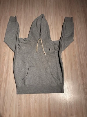 Grå hoodie från Polo Ralph Lauren - Tjena! Säljer denna gråa hoodie ifrån Polo Ralph Lauren. Ifall osäker är det bara att fråga om något! Storlek M. Nypris:2295kr
