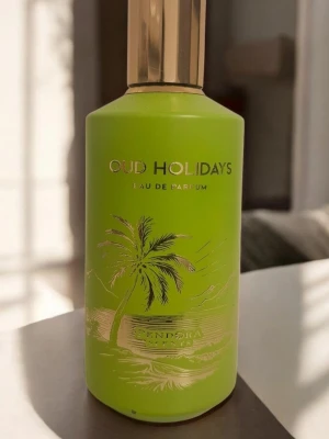 Oud Holidays Edp - Toppnoter: Bergamott, tobak och citron Hjärtnoter: Tuberos och tiareblomma Basnoter: Läder, oud och vanilj  ✨ Kontakta mig gärna innan köp ✨