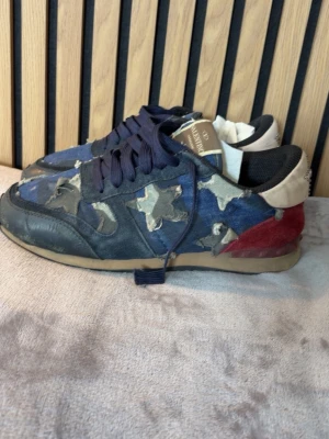 Vallentino rockrunner - Tjena! Säljer dessa feta skorna i unik och fet colourway. Skorna har ett snyggt stjärnmönster men pga deflekter och stjärnmönstret skadats så säljs dessa skorna till sjukt bra pris!! Hör av er vid funderingar eller för fler bilder!