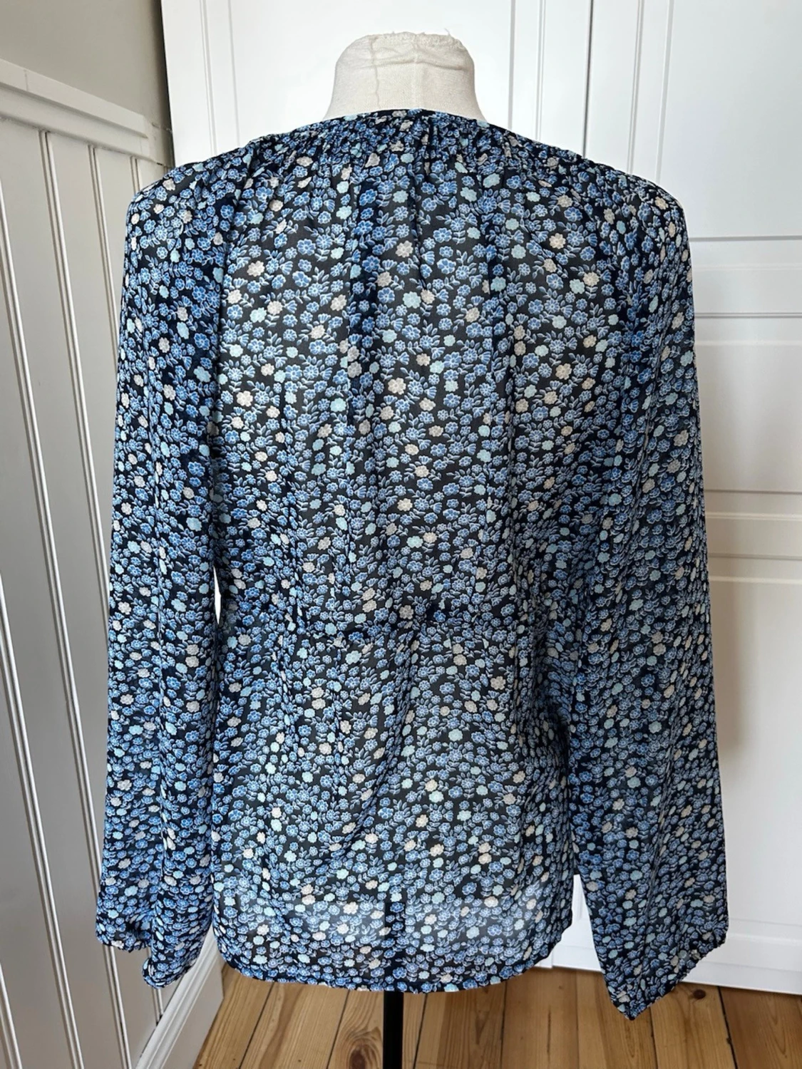 Blommig blå transparent blus - 1