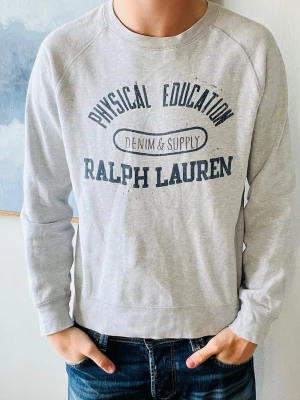 Ralph lauren tröja  - Riktigt cool Ralph lauren tröja i storlek S! Modellen på bilden är 190 och väger 85. Vid köp av fler erbjuder jag alltid rabatt😊