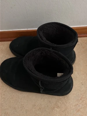 Uggs - Säljer mina svarta ”uggs” (inte äkta) från even & odd🫶